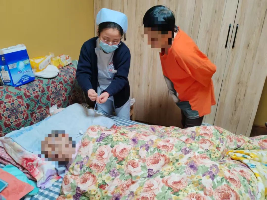 【卓越服务】暖心！医护人员上门为九旬老人重新置胃管