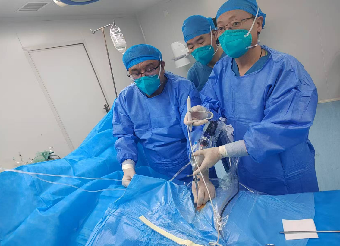 通用医疗西安医院骨一科团队成功完成1例后路椎间孔下髓核摘除纤维环缝合术