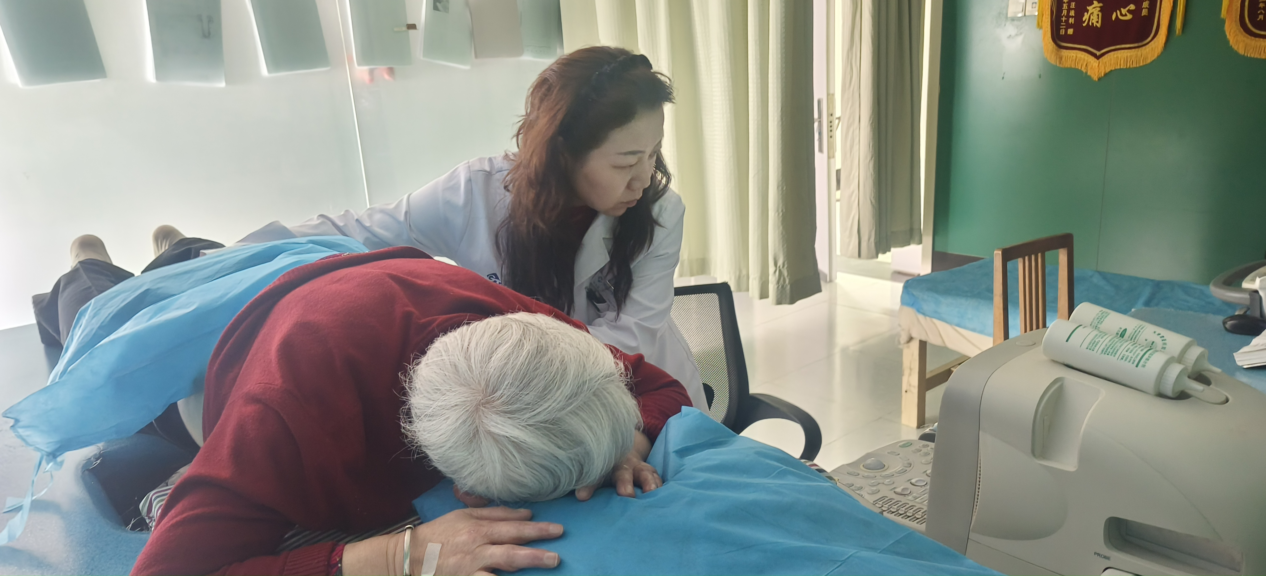 我院成功为85岁老人实施碎石治疗
