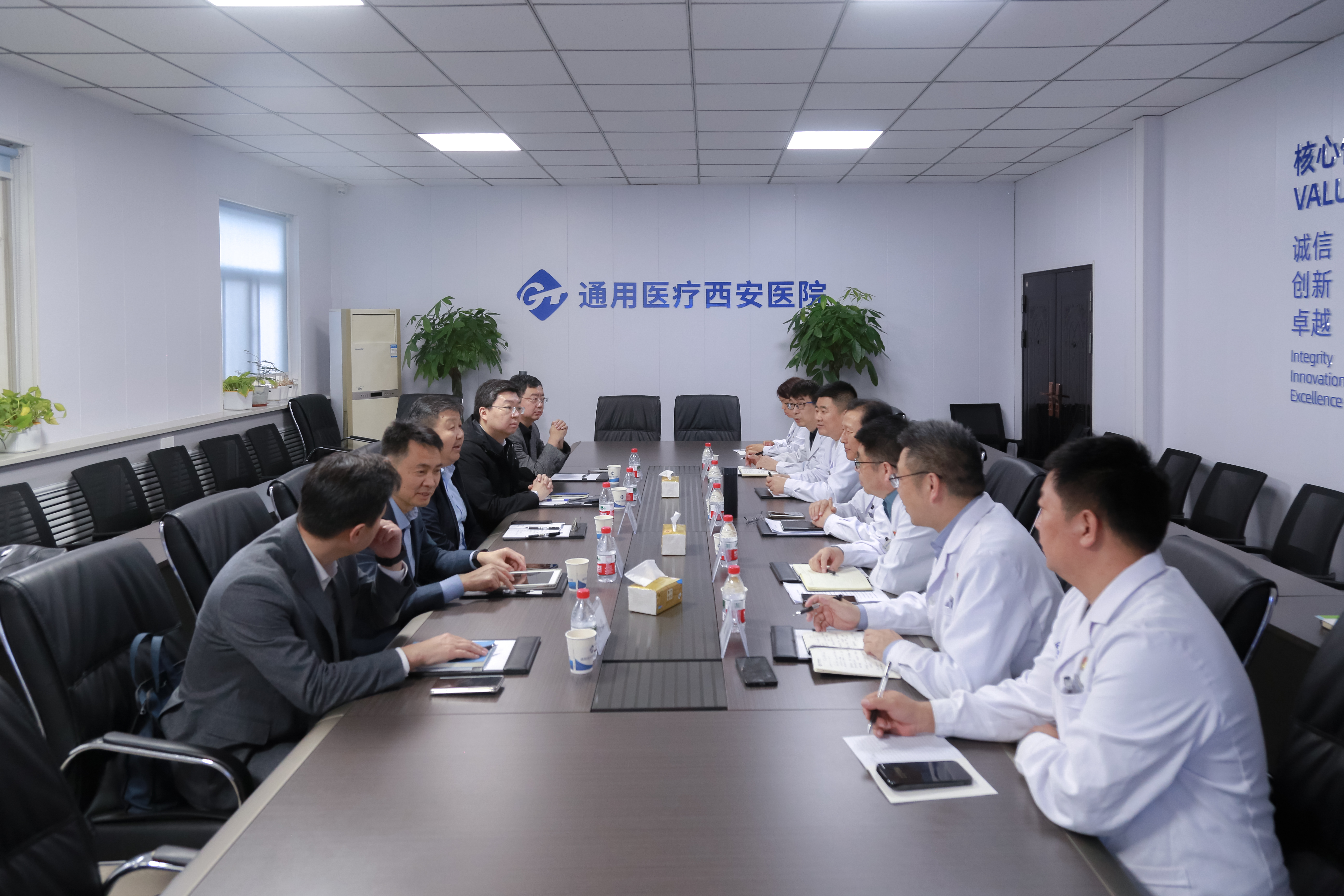 张向群一行赴西安医院调研