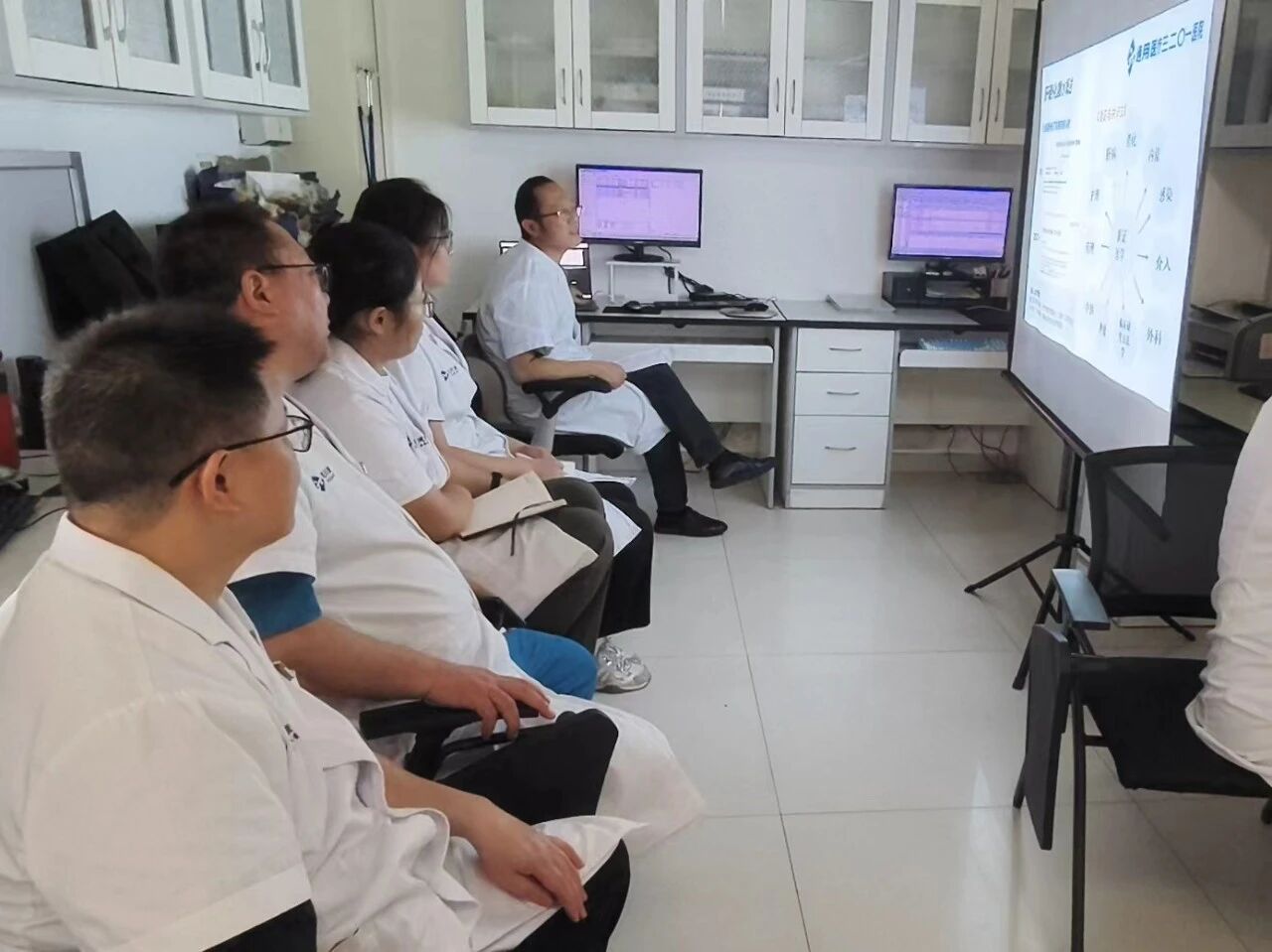 专家传经送宝 赋能学科提升｜三二〇一医院专家莅临通用健康西安医院消化内科开展联合查房及科室管理交流