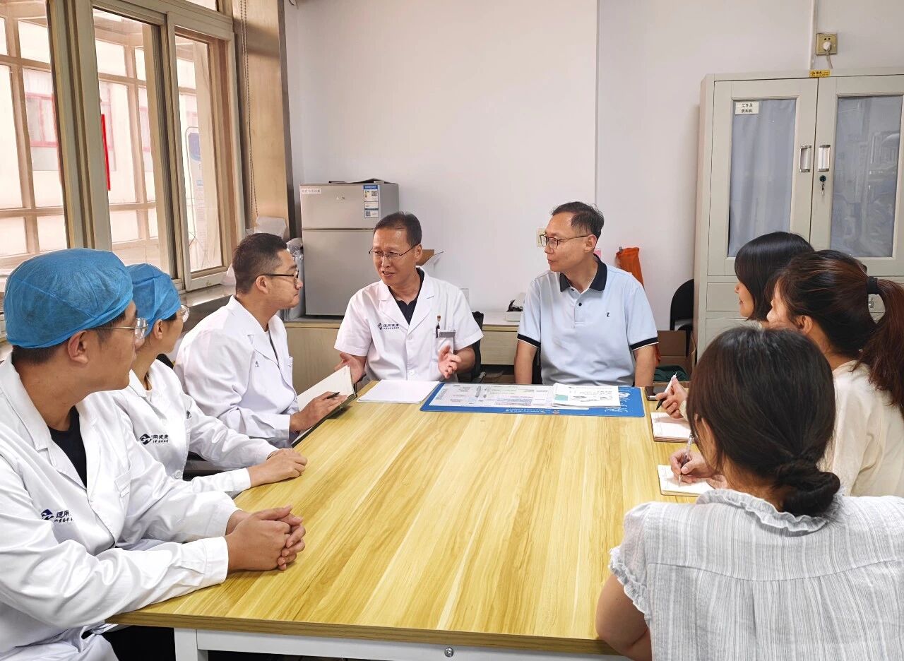 西安交通大学口腔医院第二（沣东）门诊部梁军主任一行到我院口腔科走访交流